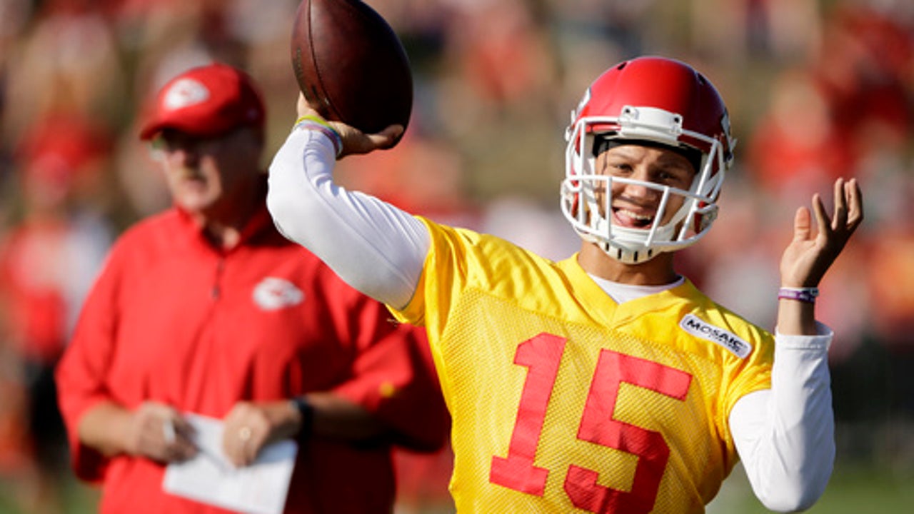 Chiefs rookie QB Mahomes already turning heads in camp